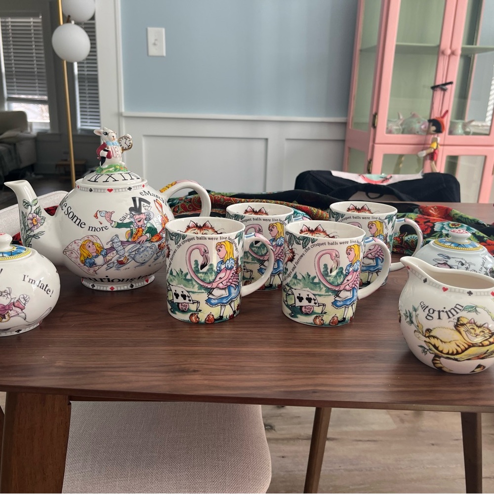 Alice in Wonderland Tea Set - Multicolor